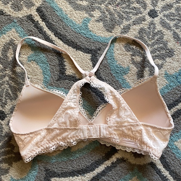 Lace Cross-Strap Wireless Bra - Picture 2 of 3